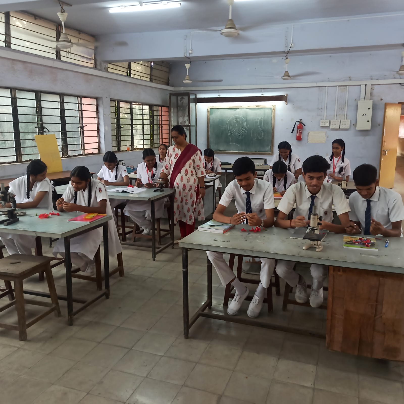 Biology Lab / जीव विज्ञान प्रयोगशाला