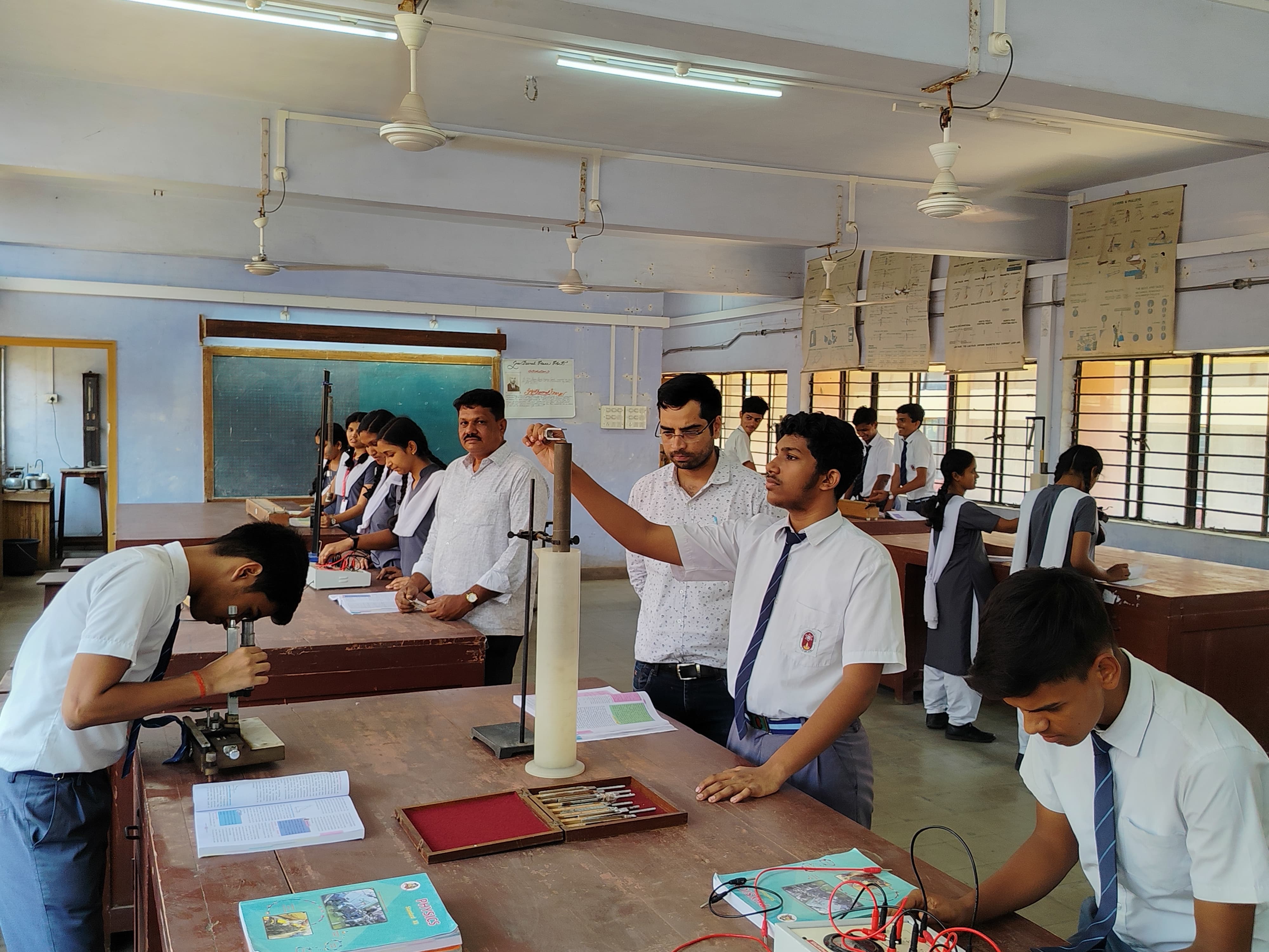 Physics Lab / भौतिकी प्रयोगशाला